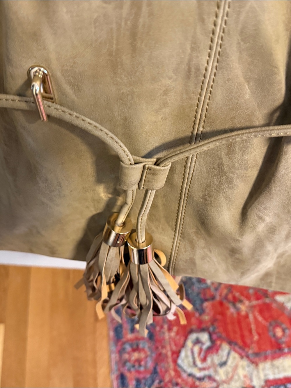 Women's Tan Leather Tote with Tassel Accent NEW - Picture 2 of 3